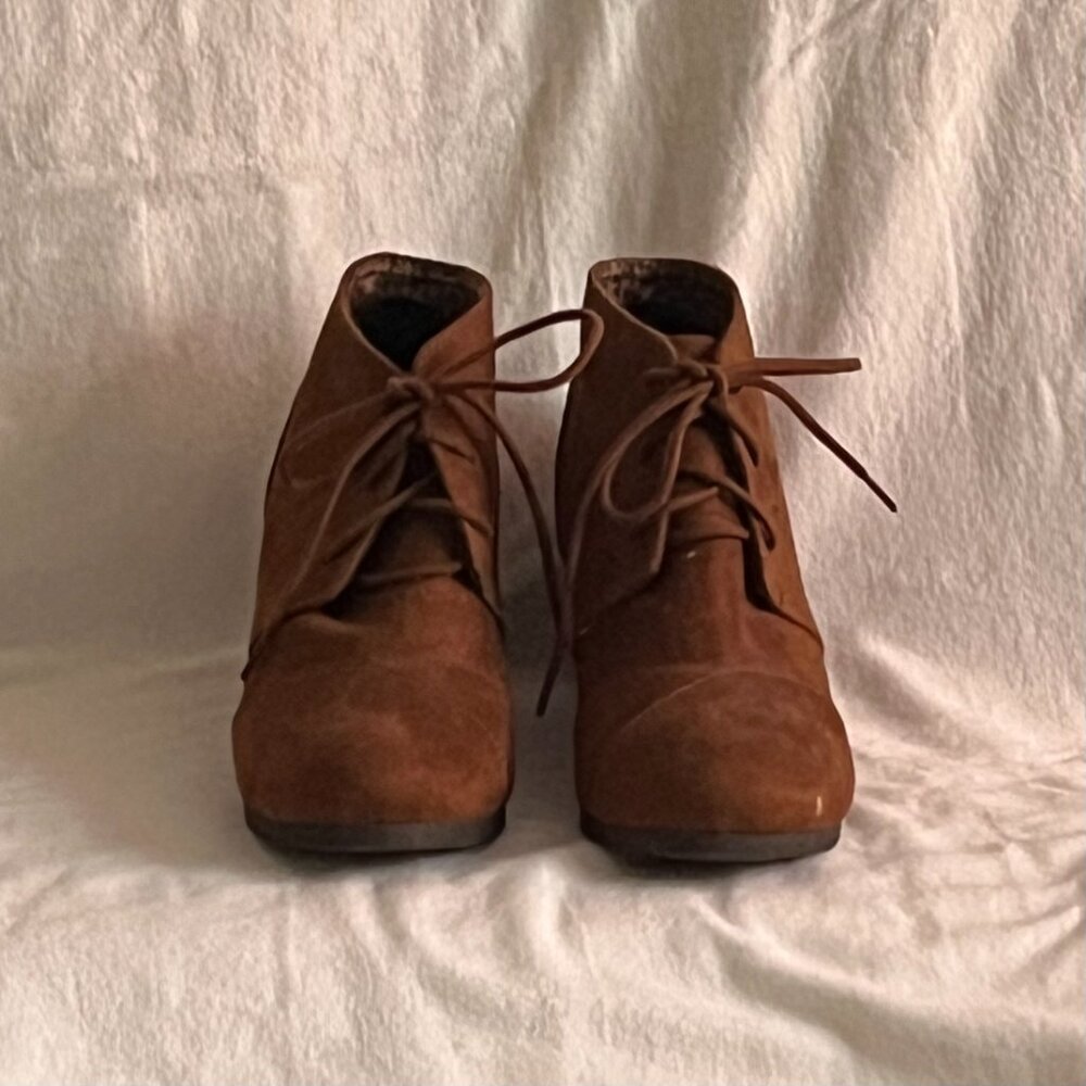 CityClassified Wedge Heel Suede-Like Ankle Boots Size 8 - Picture 2 of 7